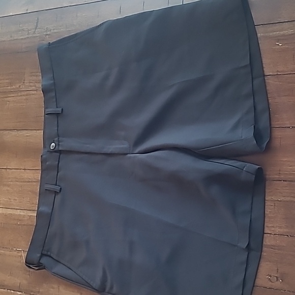 Haggar Black flat front comfort waist golf shorts size 42 - Picture 1 of 7